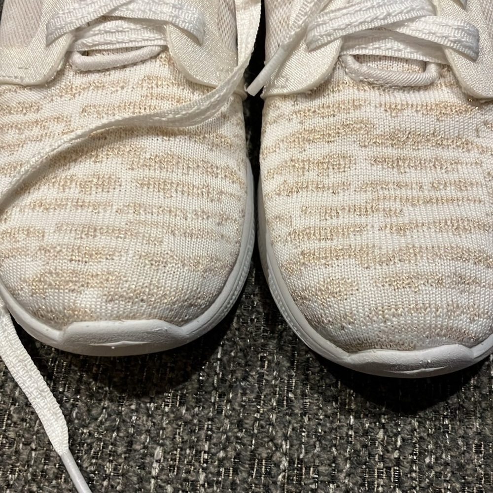 EUC Sz 6 women’s AVIA white/gold mesh lace up sneakers - Picture 2 of 9